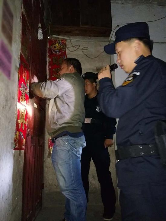 广州粗心妈妈误将幼女锁家中 